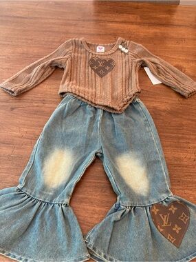 2 piece set. With designer inspired heart appliqués. 12-18 month.